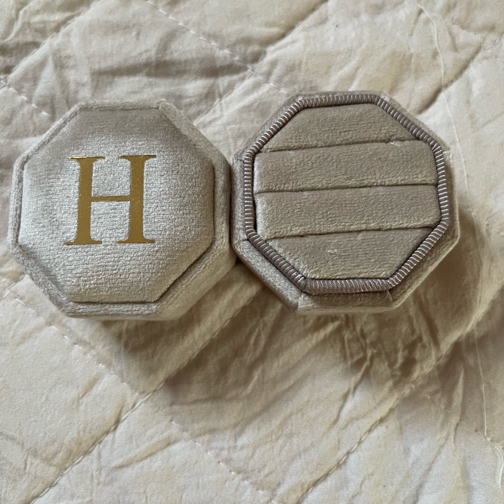 Ring case. With H